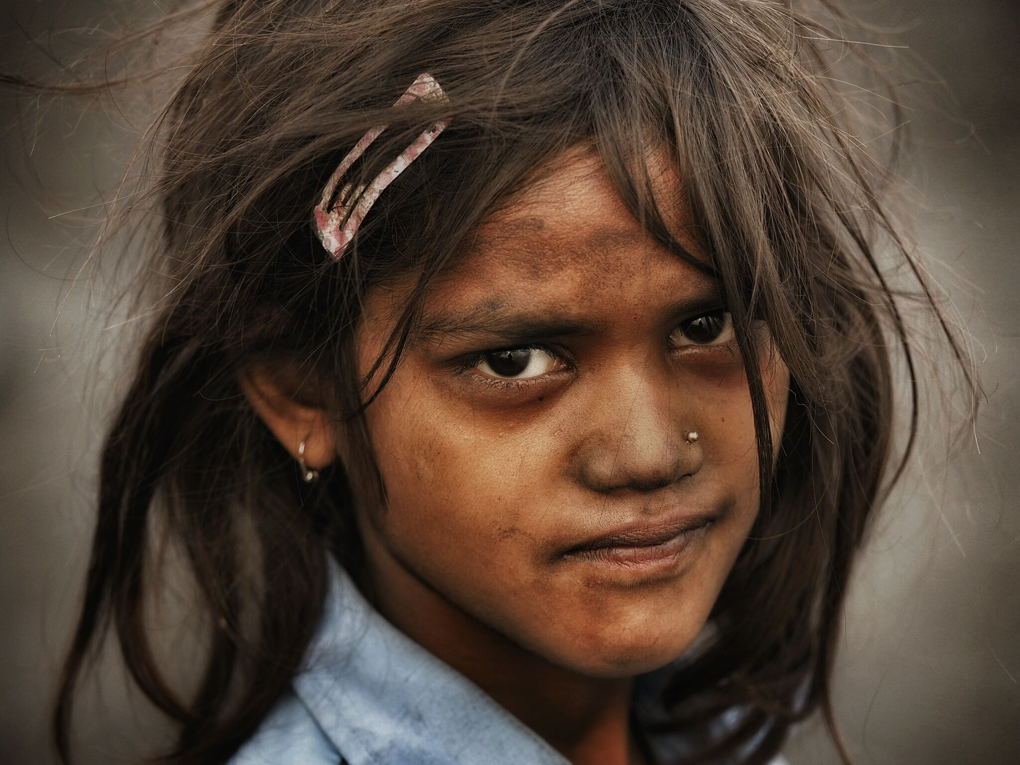 A young girl scavenges coal at the Alkusha mine.