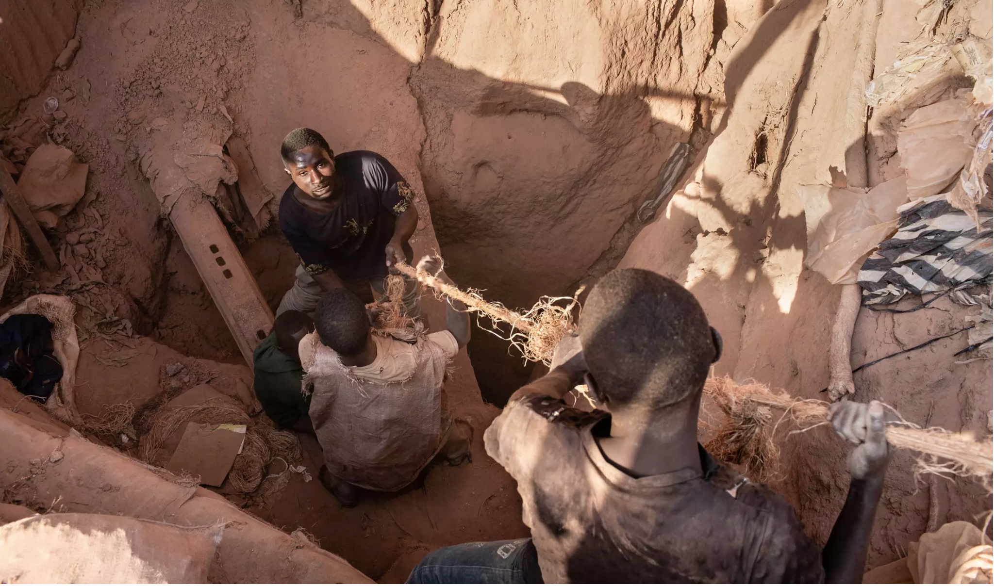 Miners pulling up a bag of cobalt inside the Kasulo mine near Kolwezi in the Democratic Republic of the Congo. Image by Sebastian Meyer. Democratic Republic of Congo, 2018.