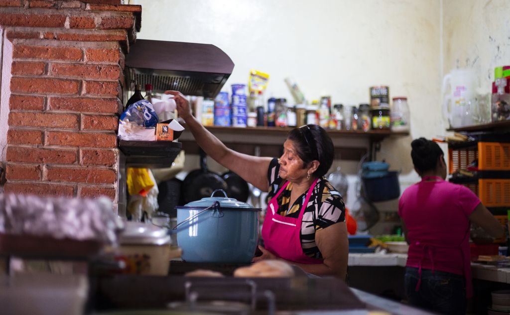 Maricela Gudiño prepares mole in the kitchen of her restaurant in Tierra Blanca, Mexico. Image by Ingrid Holmquist. Mexico, 2018.