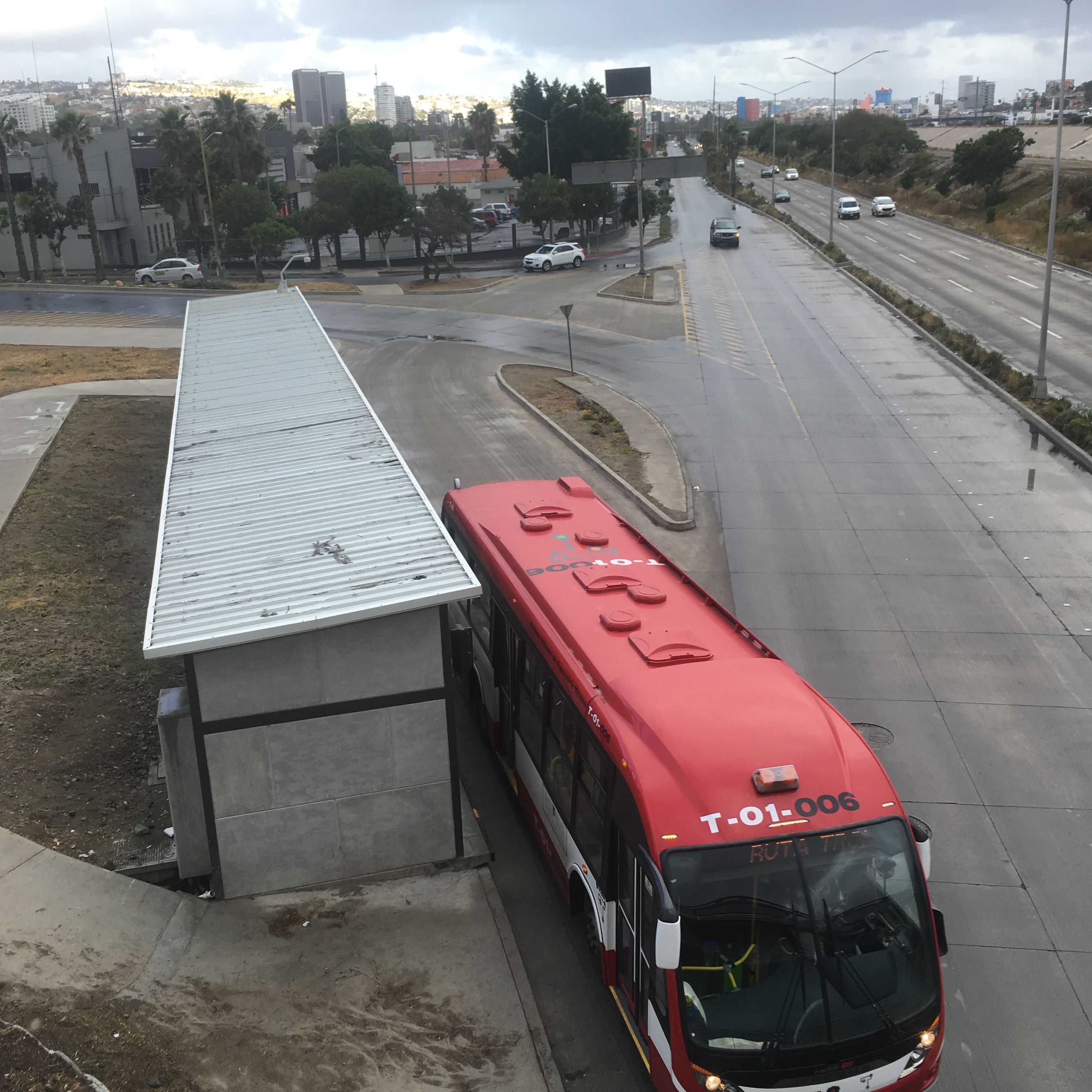A SITT ruta troncal bus pulls out of its station on the Avenida Vía Rápida. Image by Patrick Reilly. Mexico, 2017.