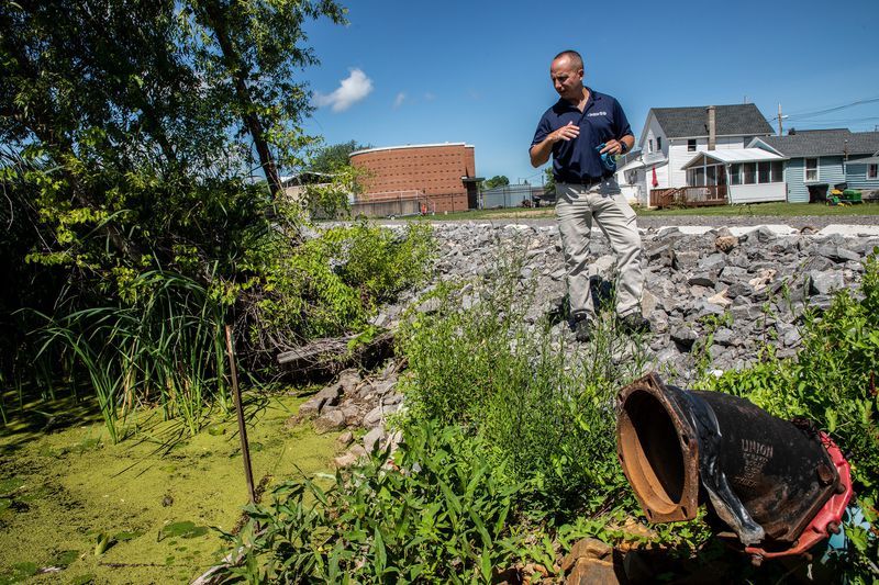 Basil Seggos, the commissioner of the New York Department of Environmental Conservation, visits a project at Edgemere Drive and Round Pond on Lake Ontario in Greece, New York, on July 30, 2020. Image by Zbigniew Bzdak/Chicago Tribune. United States, 2020.
