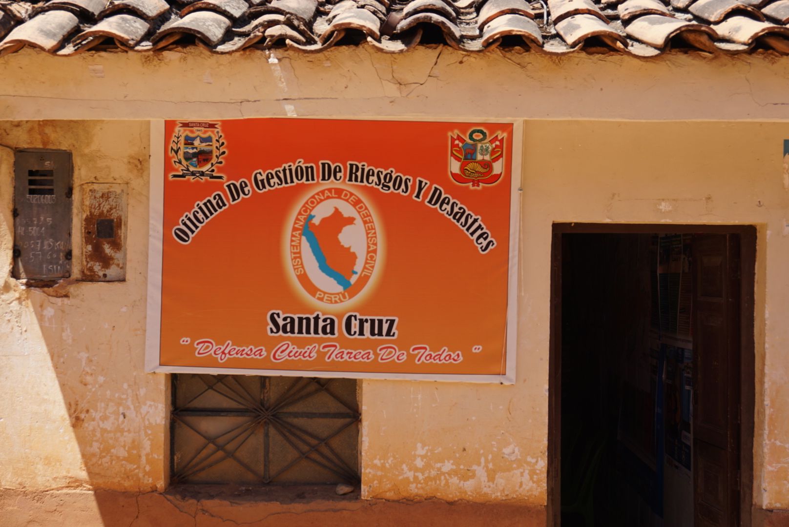 Street view of the Office of Risk Management and Disasters in Santa Cruz. Image by Audrey Fromson. Peru, 2019.