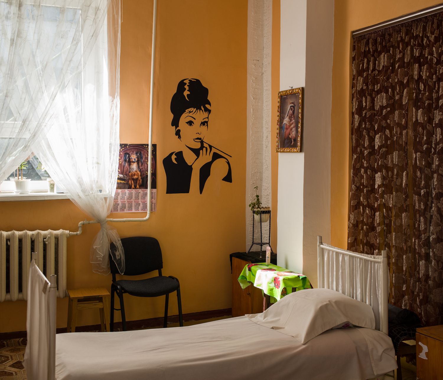 A dormitory room in a women’s prison in Chernigov. Image by Misha Friedman. Ukraine, undated.