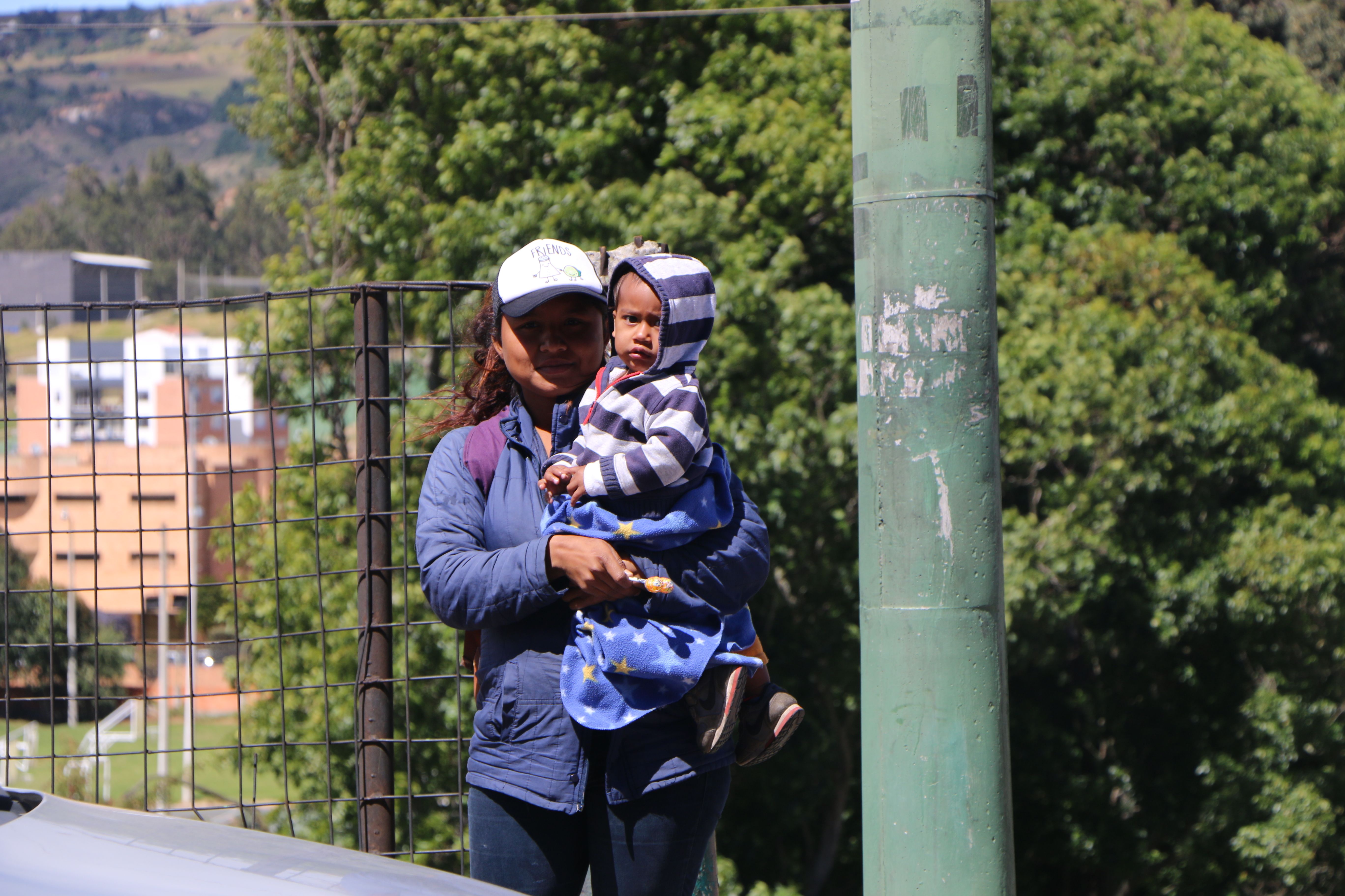 A Venezuelan woman and her child ask for money from passing motorists. Image by Patrick Ammerman. Colombia, 2019.
