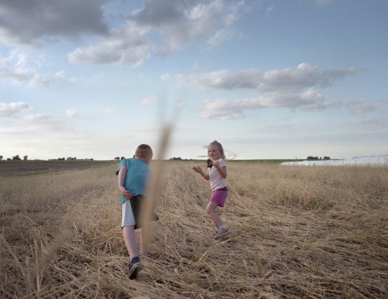 Keota, Iowa – Children play in Tim Sieren’s cover crops while the Practical Farmers of Iowa group meet about conservation implementation. Image by Spike Johnson. United States, 2019.