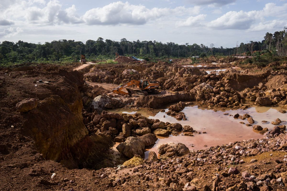 In easily accessible settlements like Brownsweg, a small Maroon village in Suriname's interior, a majority of the population is involved in mining. Image by Bram Ebus. Suriname, 2020.
