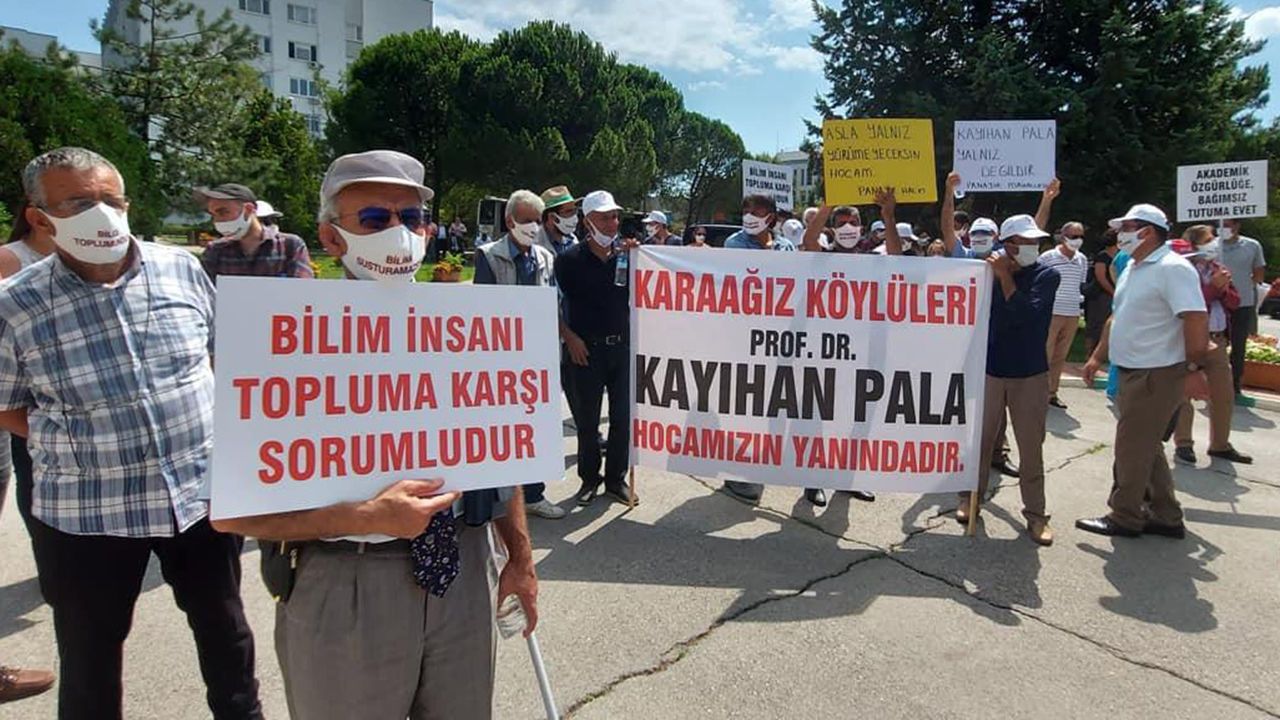 Protesters gather in Bursa, Turkey, on 21 July to support Kayıhan Pala, a public health researcher accused of “misinforming the public” about the coronavirus pandemic and “causing panic.” Image courtesy of Medical Chamber of Bursa. Turkey, 2020.