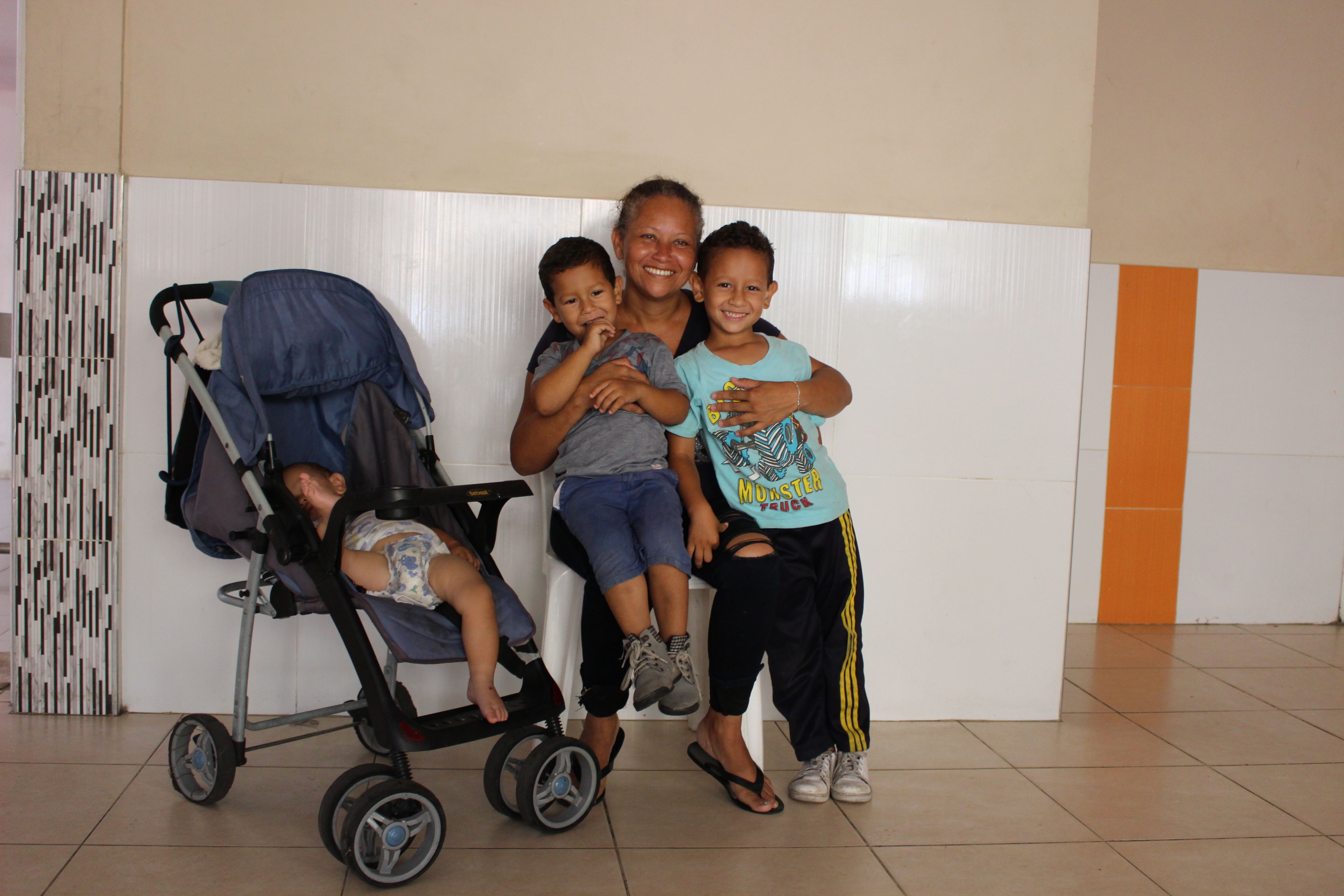 Venezia poses with her three children at Centro de Migraciones, a shelter run by Mision Scalabrini. Image by Mariana Rivas. Colombia, 2019.