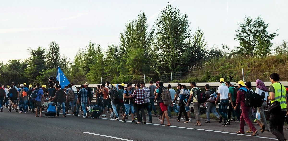 Refugees and migrants head north through Hungary toward Austria in September 2015. Image by Joachim Seidler. Hungary, 2015.