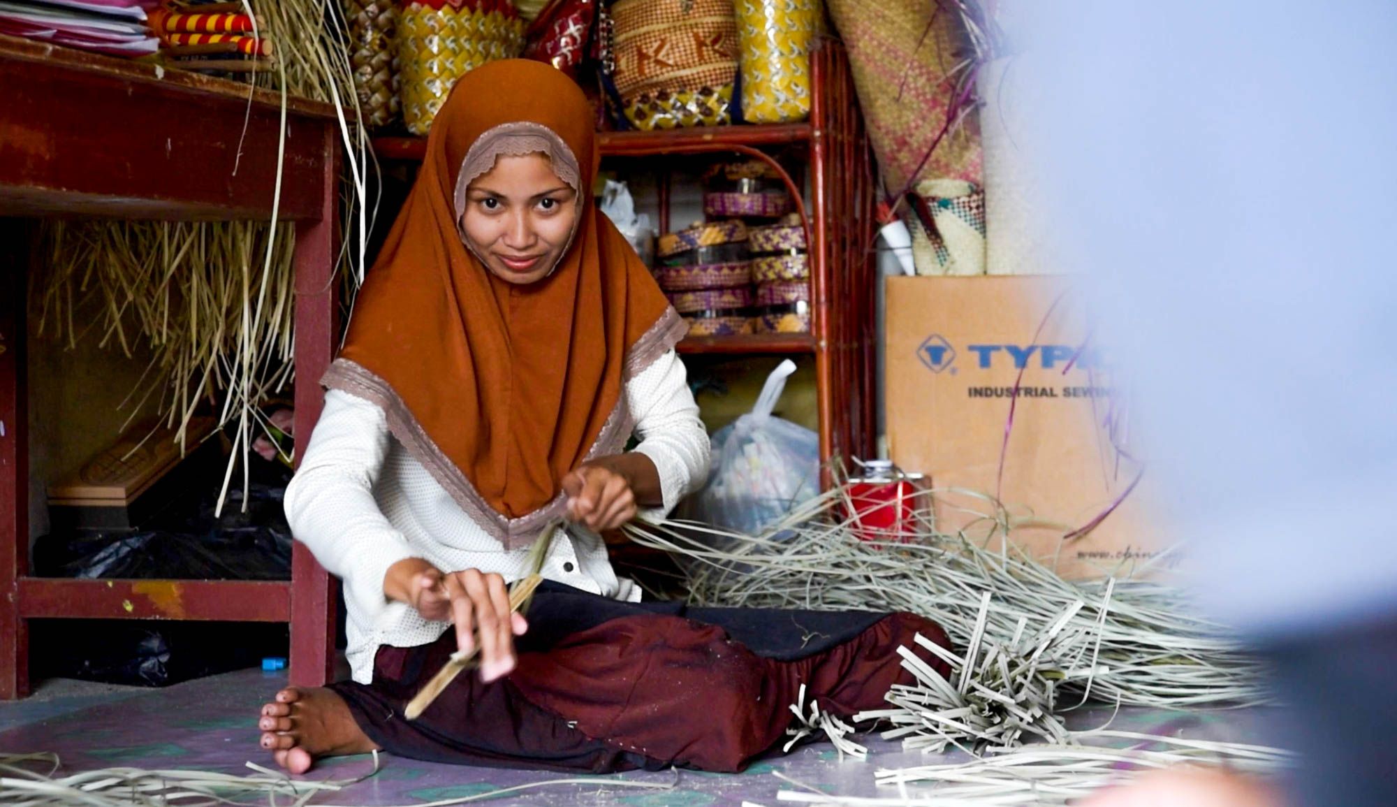 Bu Ida weaves a mat from Pandan leaves. Ida belongs to a cooperative near Sukadana in East Kalimantan.