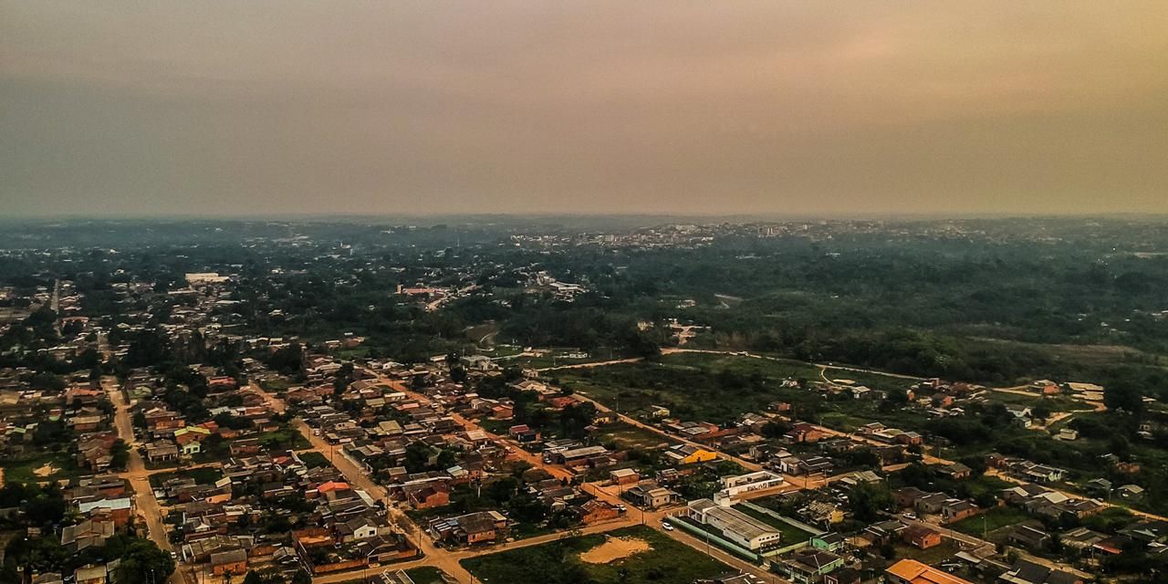 The neighboring cities of Brasileia, in Acre, and Cobija, in Pando, taken by the smoke of the fires; In 2019, almost 55 thousand Acreans were treated at the public health network for respiratory diseases. Image by Jardy Lopes/Notícias da Hora. Brazil, 2019.