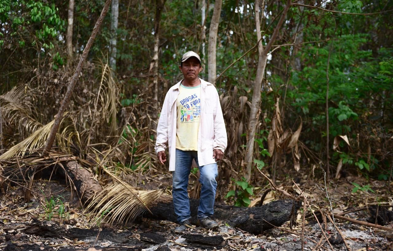 Luís Añes de Andrade, son of chief Ilson Andrade; he and 20 other Piro people from Peru had to carry water in buckets to fight fire inside the forest. Image by Jardy Lopes/Notícias da Hora. Peru, 2019.