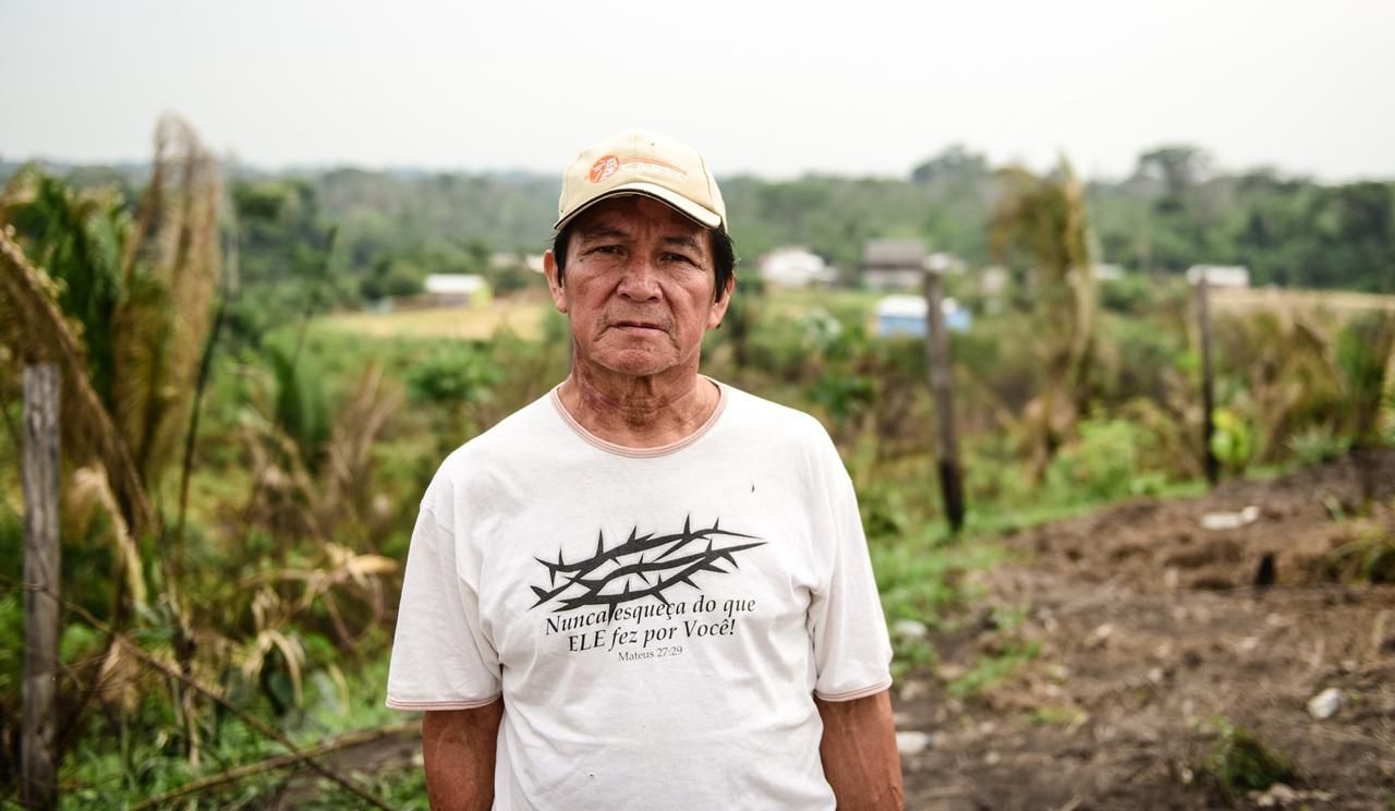 Chief Ilson Añes de Andrade of the Piro people in Peru: fire that entered the community forest was started on a neighboring farm. Indigenous Territory is one of the last preserved areas on the triple MAP border. Image by Jardy Lopes/Notícias da Hora. Peru, 2019. 