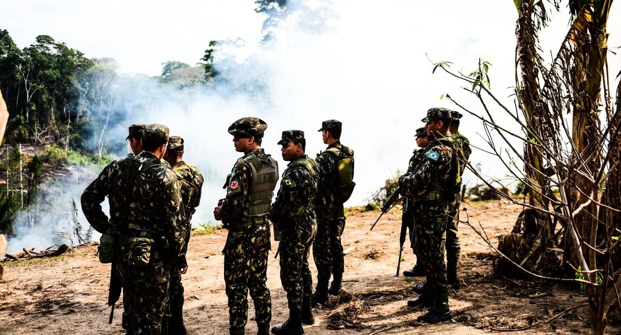 Army military protects Imac firefighters and inspectors during firefighting in Assis Brasil (AC); use of the Armed Forces came after international pressure on the Brazilian government. Image by Jardy Lopes/Notícias da Hora. Brazil, 2019.