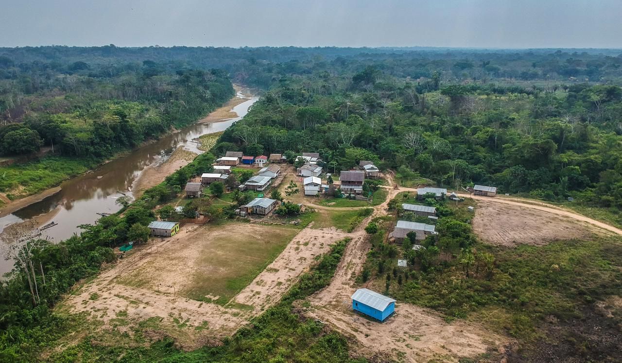 Native Community Belgium, in the department of Madre de Dios (Peru). Only the Acre River separates it from the Brazilian territory. On the other bank is the Chico Mendes Reserve. Image by Jardy Lopes/Notícias da Hora. Peru, 2019.