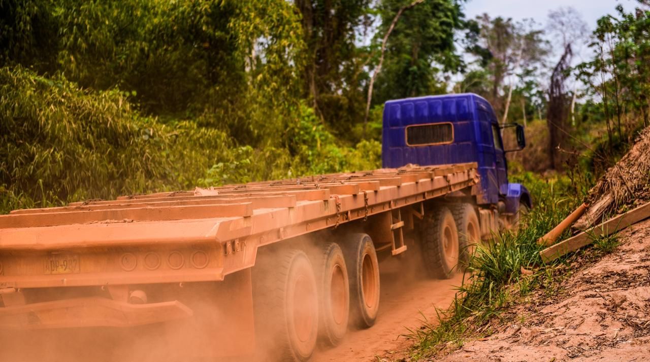 Logging truck runs in branches inside indigenous land in Peru; logging is the main economic force for the residents of Iñapari, Madre de Dios province. Image by Jardy Lopes/Notícias da Hora. Peru, 2019.