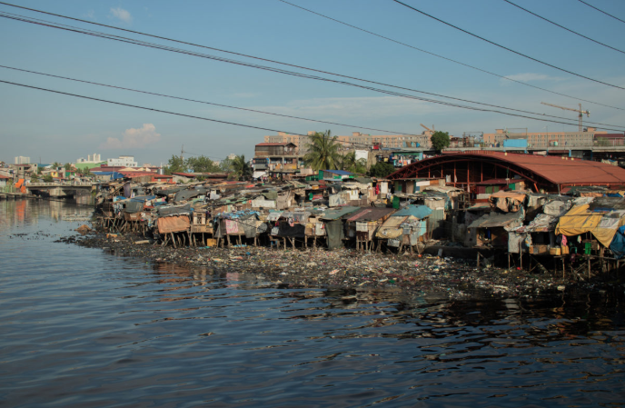 Manila Bay’s shantytowns, which house many families living in poverty who built their homes and started communities along the bay because it’s cheap and close to work. Image by Micah Castelo. Philippines, 2019.