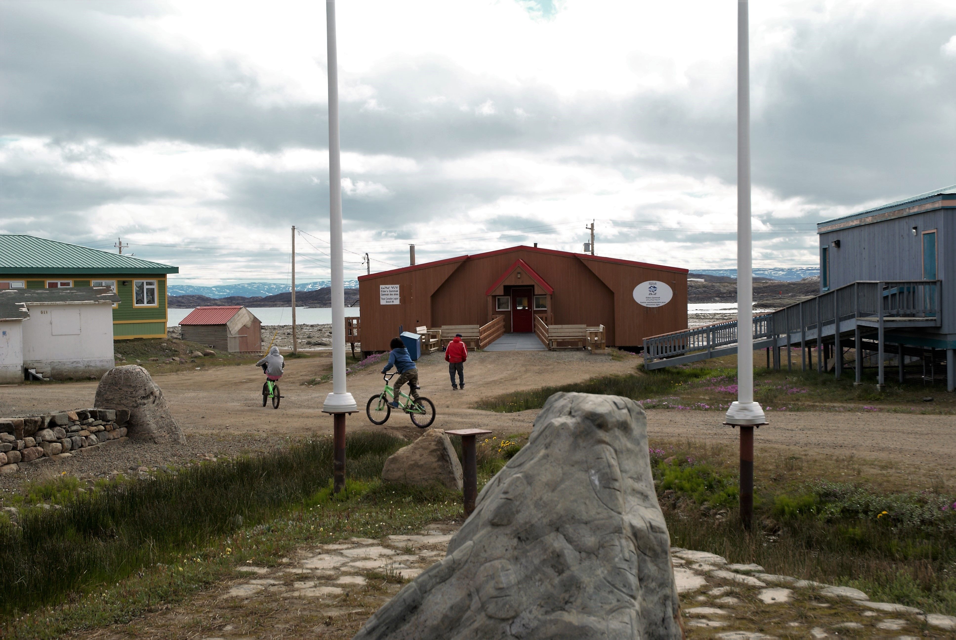 Children play outside the Elder's Qammaq in downtown Iqaluit, Nunavut. Image by Julie De Meulemeester. Canada, 2018. 