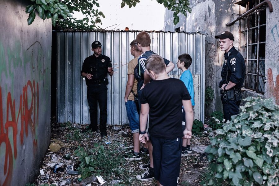 Lt. Yaroslav Petrushka explains the dangers of drug use to local kids in Borispol. Image by Misha Friedman. Ukraine, 2016. 