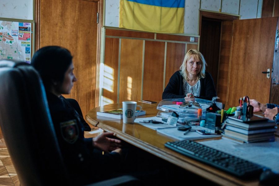 Sveta Moroz from NGO Svitanok Club explains the situation with drug users in Borispol to Chief of Police Lt. Maya Breslavski. Image by Misha Friedman. Ukraine, 2016.