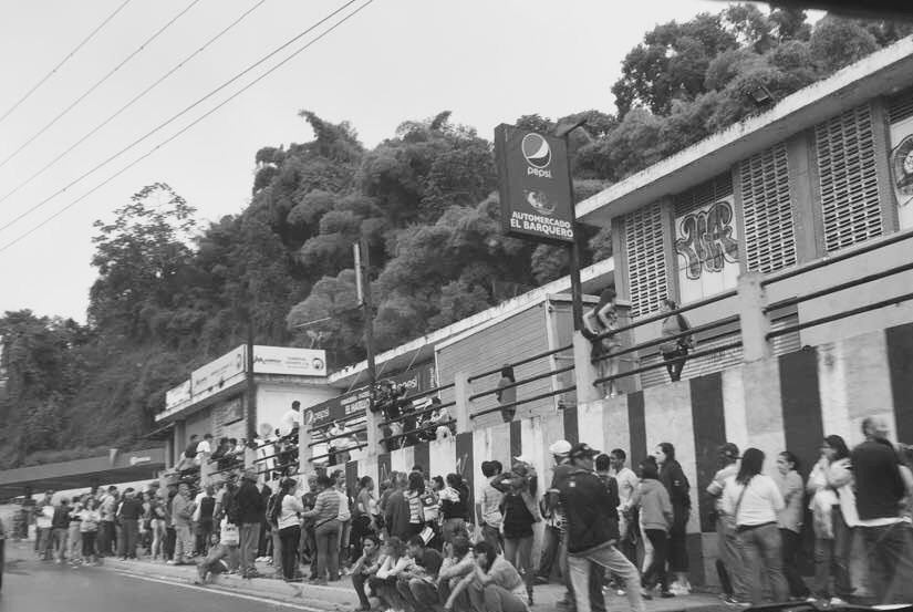 Waiting in line to enter supermarket El Barquero. Image by Lila Franco. Venezuela, 2017.