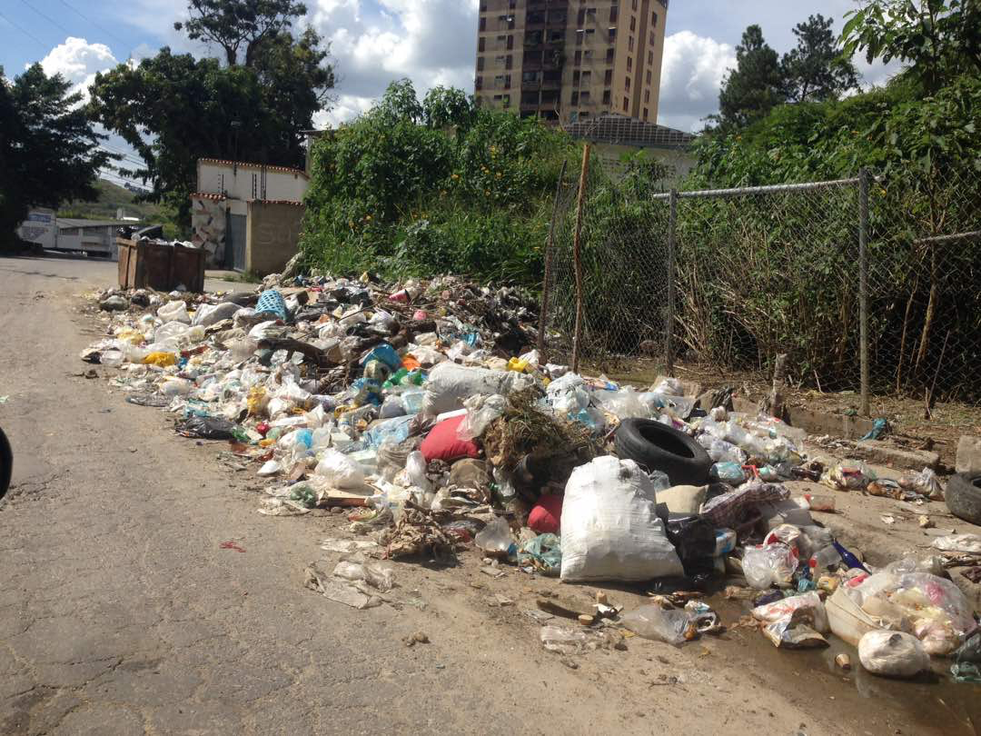 Excess of waste on Baruta's streets. Image by Lila Franco. Venezuela, 2017.