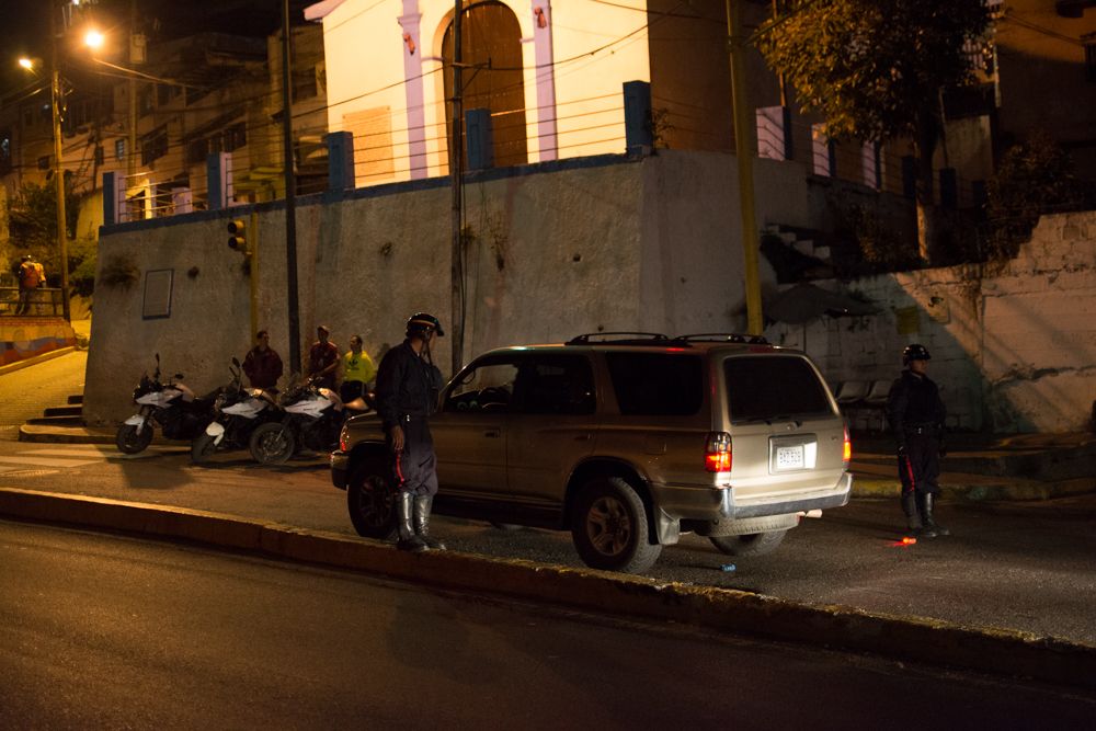 Common security checkpoint of the PNB (Venezuela's national police force) in the middle of the street in El Hatillo. Image by Horacio Siciliano. Venezuela, 2017.