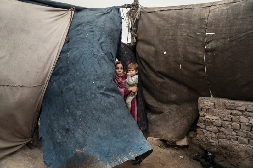 Children living in an encampment, in Jalalabad, after fleeing violence between isis and the Taliban. There are now two and a half million internally displaced Afghans. Image by Adam Ferguson. Afghanistan, 2019.