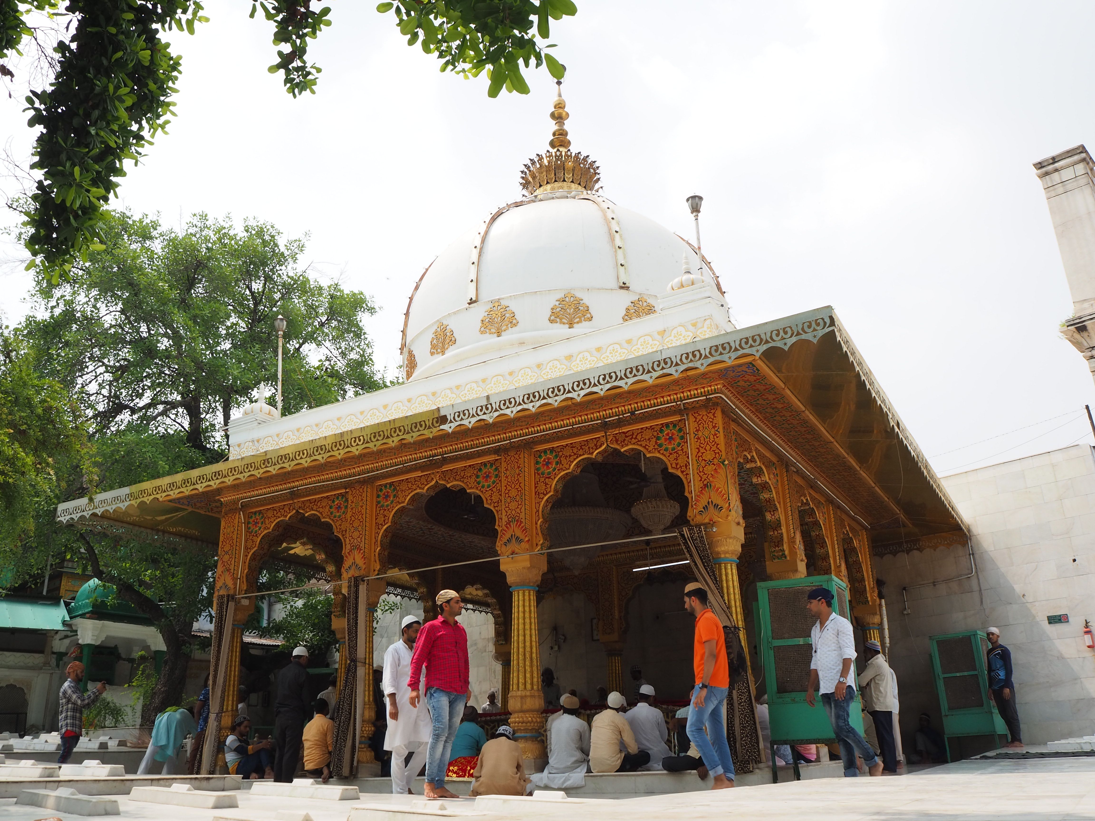 An unobstructed view of the dargah of Qutubuddin Bakhtiyar Kaki in Delhi, where the inner courtyard is accessible only to men. Image by Nikhil Mandalaparthy. India, 2019.