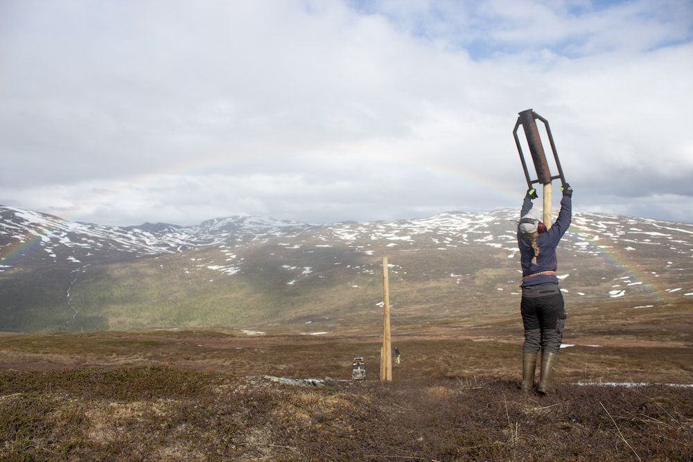 Sara Katrine Aleksandersen pounds a fence post. Image by Amy Martin. Norway, 2017.