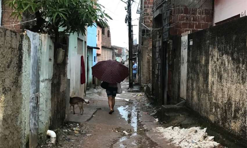 Bairro na periferia de Recife, Pernambuco onde Mylene Helena dos Santos Ferreira, 23 anos, mora com seus três filhos incluindo seu mais novo, nascido em agosto de 2015, com a Síndrome Congênita da Zika. Foto por Poonam Daryani. Brasil, 2017.
