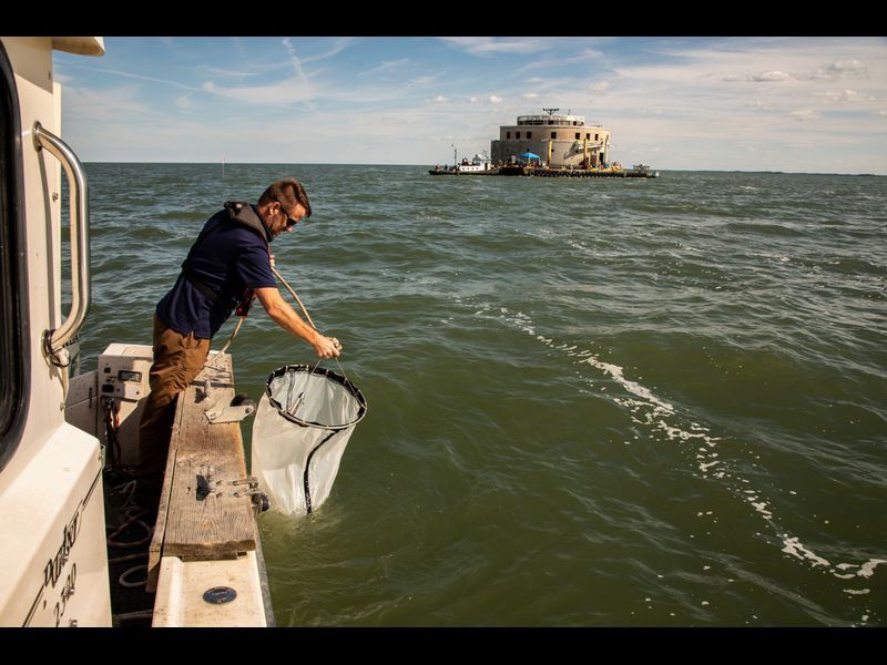 Ed Verhamme, a coastal engineer with LimnoTech, uses plankton net to get a sample of algae near the intake crib on Lake Erie for the municipal water treatment plant in Toledo, Ohio on Sept. 24, 2019. Image by Zbigniew Bzdak / Chicago Tribune. United States, 2019.