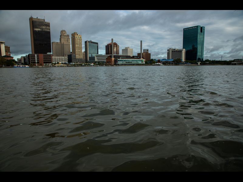 The Maumee River in downtown Toledo, Ohio, on Sept. 23, 2019. Image by Zbigniew Bzdak / Chicago Tribune. United States, 2019.