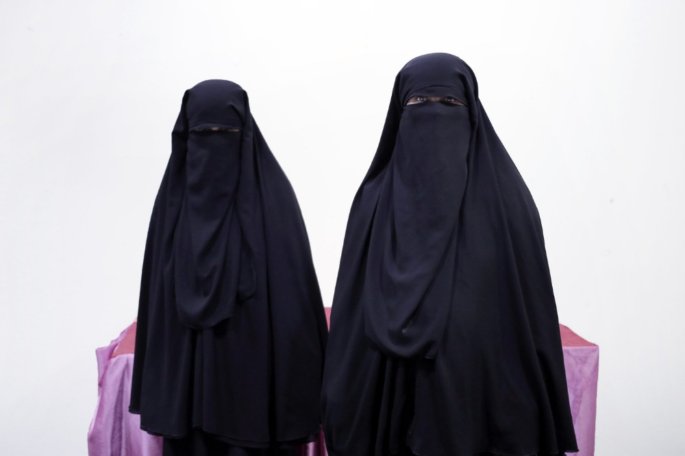 The mother, right, and wife of of a Yemeni detainee who has been held for months in Houthi prison. Image by Nariman El-Mofty for AP News. Yemen, 2018.