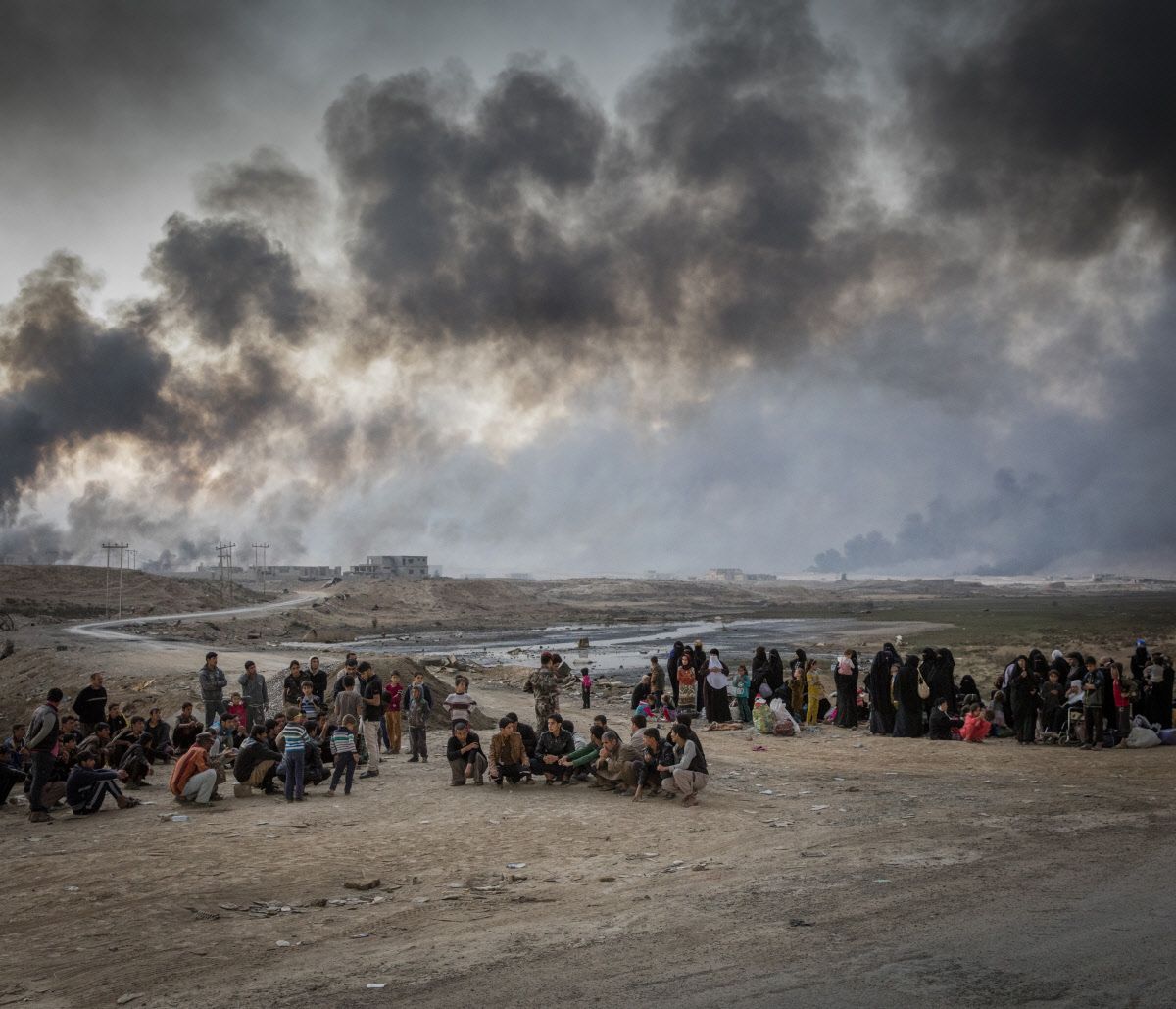 Internally displaced people fleeing from fighting in the village of Shora, 25km south of Mosul, reach an Iraqi army checkpoint on the Northern outskirts of Qayyarah. Image by Ivor Prickett/UNHCR/Panos. Iraq, 2018.