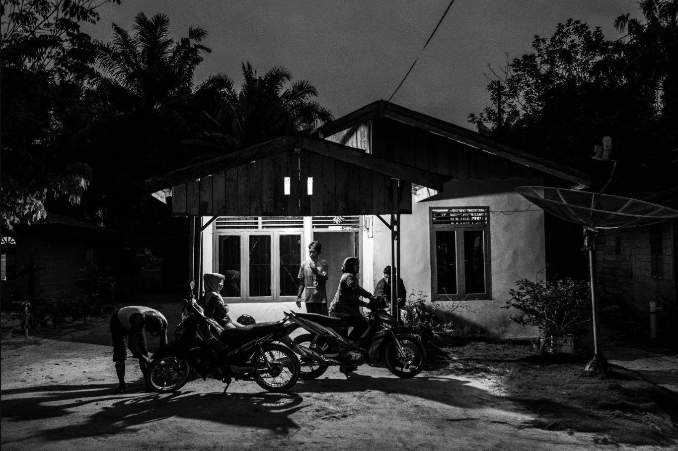 Indonesia has taken steps to reduce the impact of palm oil production on the environment, yet locals still suffer. The workers’ only hope now is for their children to leave the plantations for a better life. Image by Xyza Cruz Bacani. Indonesia, 2018.