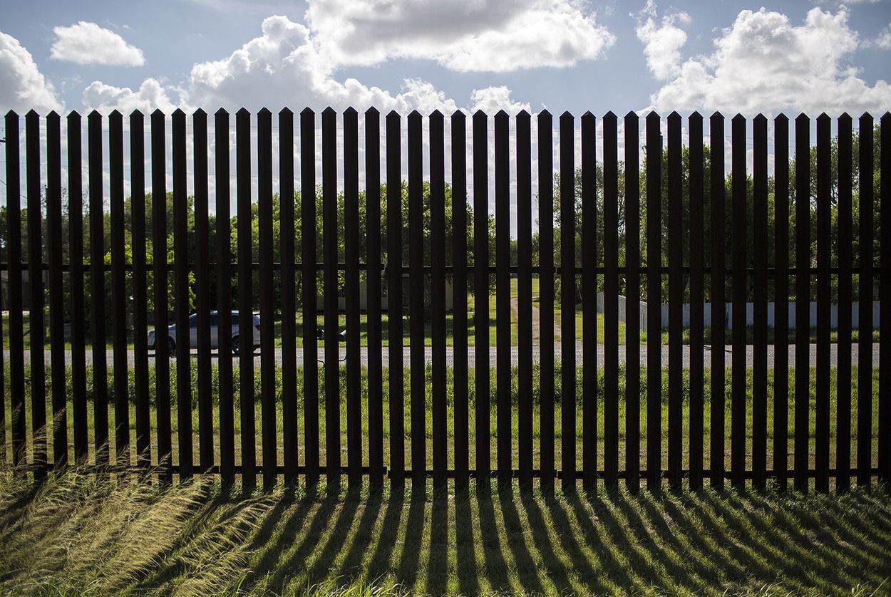 The border fence along Oklahoma Ave. in Brownsville on Aug. 11, 2017. Image by Martin do Nascimento. United States, 2017.