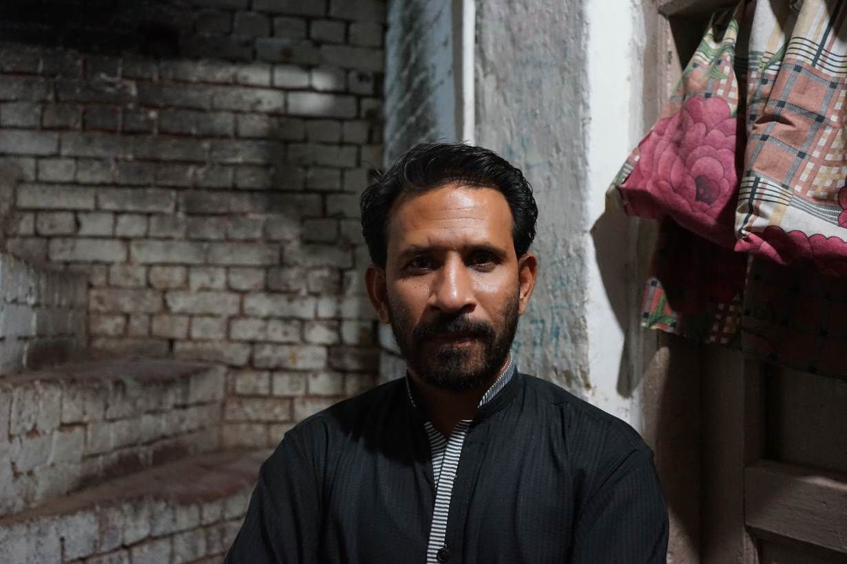 Shakeel Ahmed, one of the residents displaced by the Orange Line, in front of the Maharaja Building in Lahore. Image by Sabrina Toppa. Pakistan, 2020.