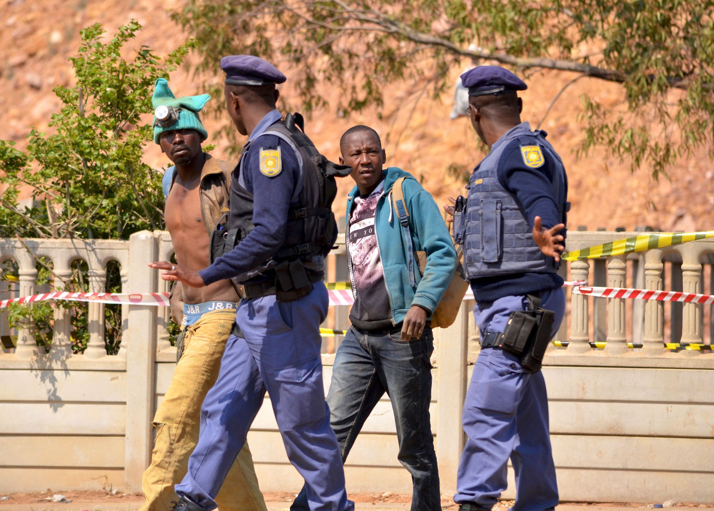 Alleged zama zamas are arrested by police in Johannesburg. Image by Mark Olalde. South Africa, 2017.
