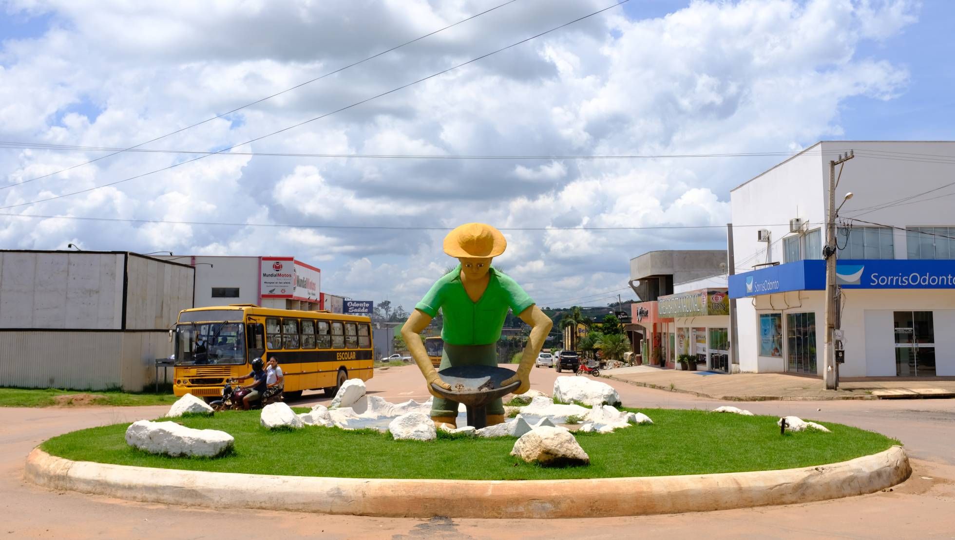 In Novo Progresso, a city in Pará that survives on gold mining, a monument honoring "garimpeiros" (small-scale gold prospectors) has been erected—despite the impacts that this kind of extractive activity, which uses mercury, can have on the environment. Image by Melissa Chan. Brazil, 2019. 