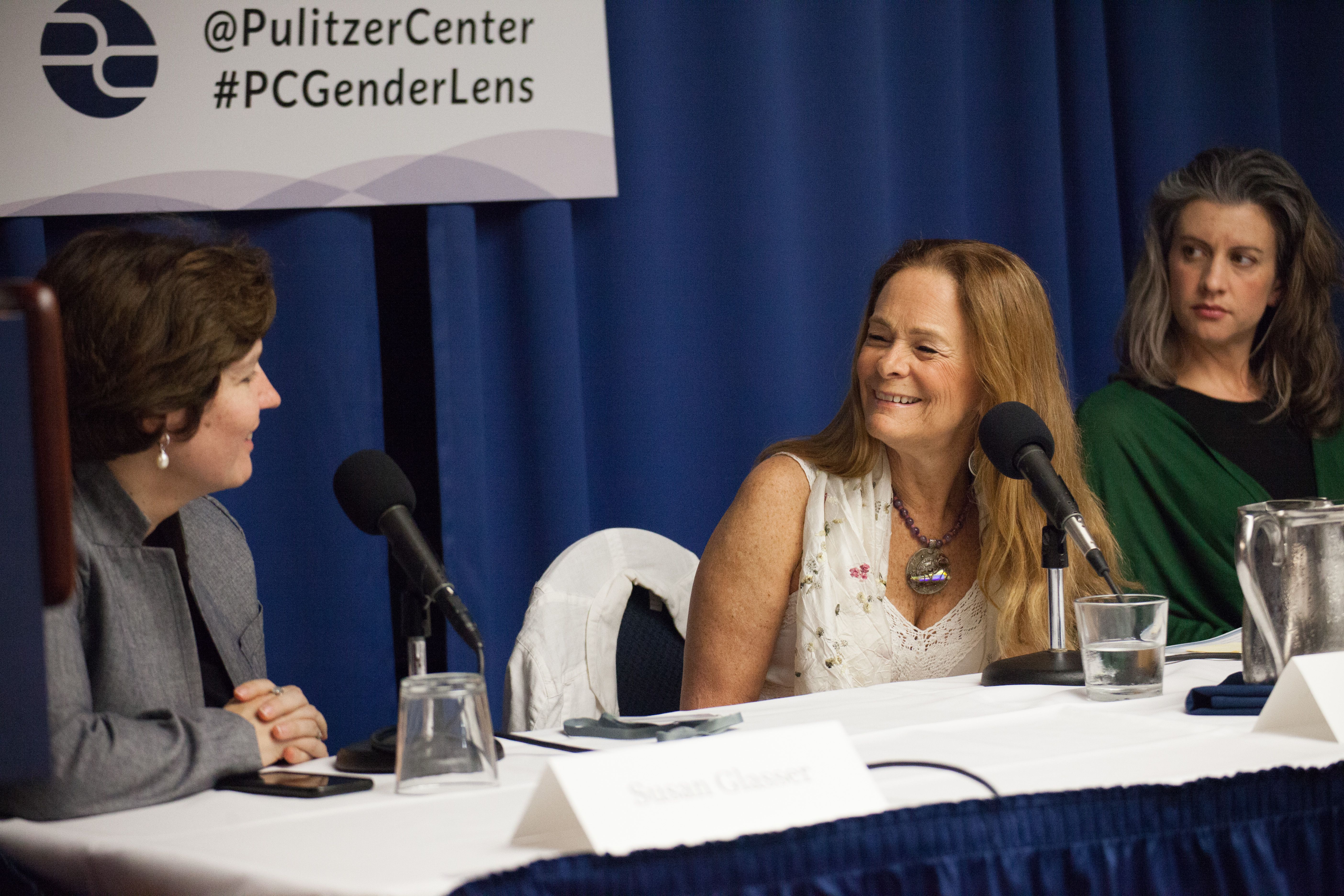 Moderator Susan Glasser (left) and photographer Paula Bronstein discuss Bronstein's time reporting in Afghanistan. Image by Sydney Combs. United States, 2017.