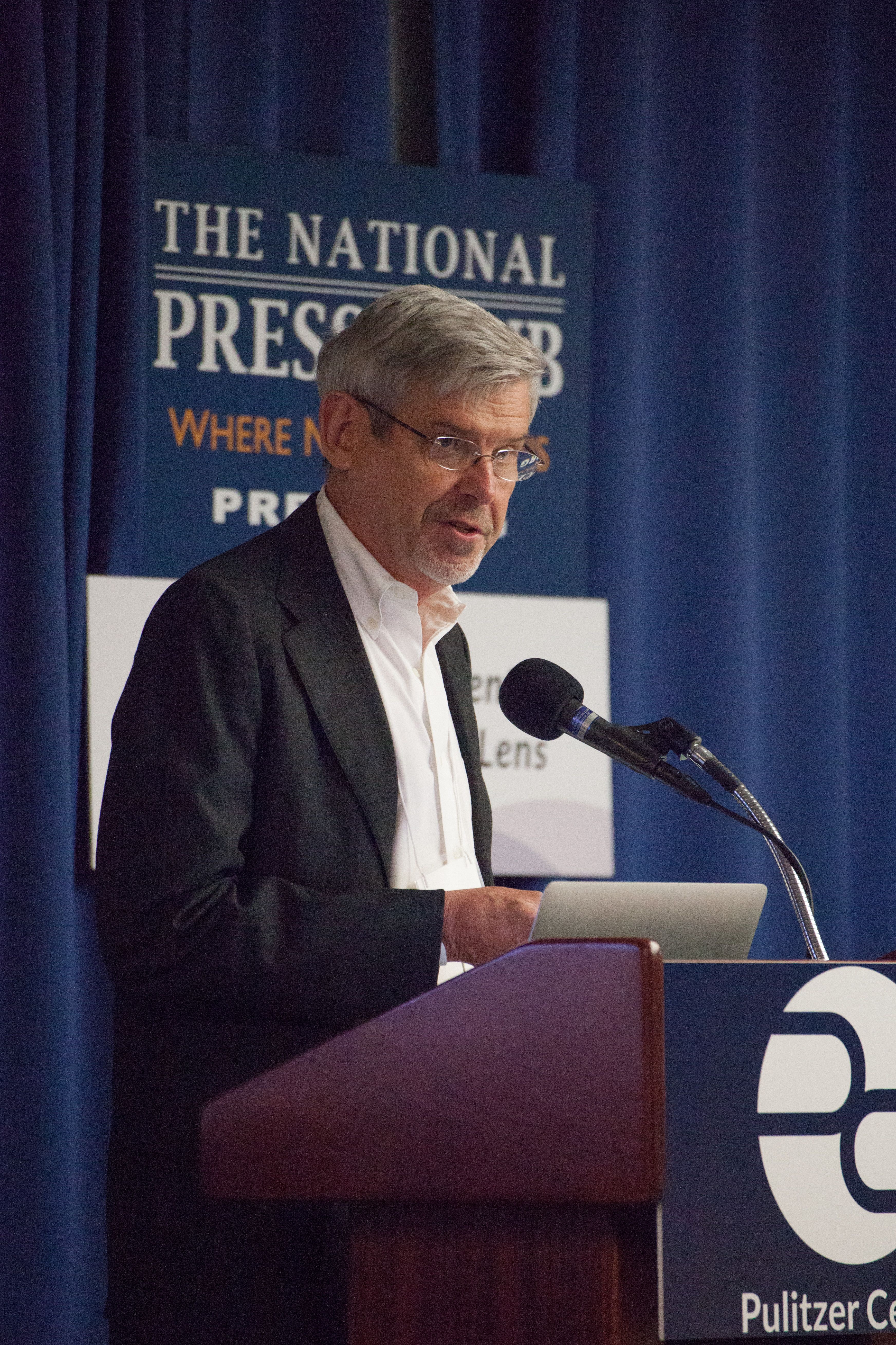 Pulitzer Center senior editor Tom Hundley speaks to the challenging nature of conflict reporting—especially for female journalists. Image by Sydney Combs. United States, 2017.