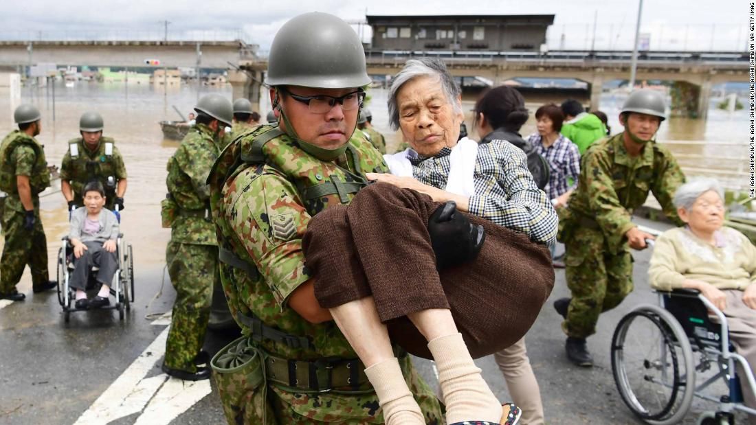 Patients of Mabi Memorial Hospital are rescued by Self-Defense Force members on July 8, 2018 in Kurashiki, Okayama, Japan. Image by Emiko Jozuka. Japan, 2018. 