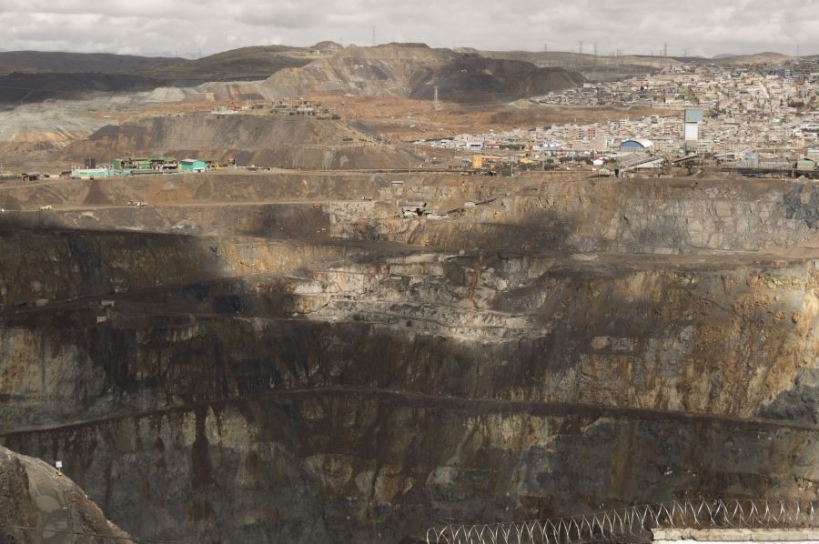Zinc, which is the top metal mined at Cerro de Pasco and among the top five consumed worldwide, is the main ingredient of every American penny. Volcan sold US$399.6 million in 2016 — the bulk its total metal sales stayed in Peru (48%), which reported US$1.4 billion in zinc exports through 2016. The rest of Volcan's 2016 zinc output was exported to South Korea (19%), China (14%), Canada (6%) and the US (5%), according to Volcan's annual report. Image by Ricardo Martínez. Peru, 2017.