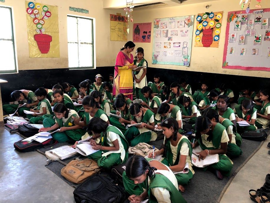 Students of Pardada Pardadi attend a Hindi lesson. Image by Annalisa Merelli. India, 2018. 