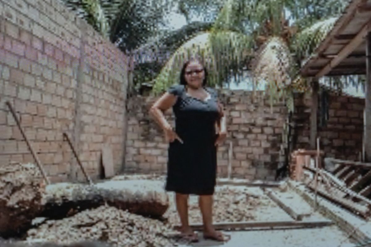 Lia Oliveira Lima Araújo, potter affected by the Belo Monte dam. Image by Avener Prado. Brazil, 2020.