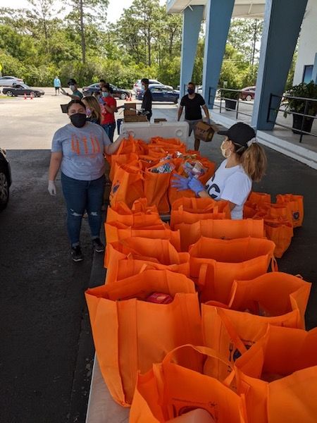 The food distribution has helped families hit by unemployment due to the emergency. Image courtesy of Center for Investigative Journalism. United States, 2020.