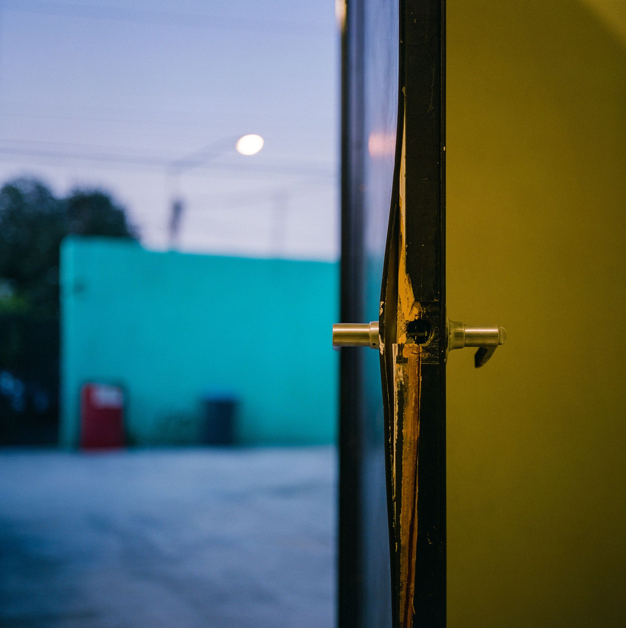 A broken door suggesting forced entry at the previous home of activist Jessica Molina. Image by by Christopher Lee. Mexico, 2020.