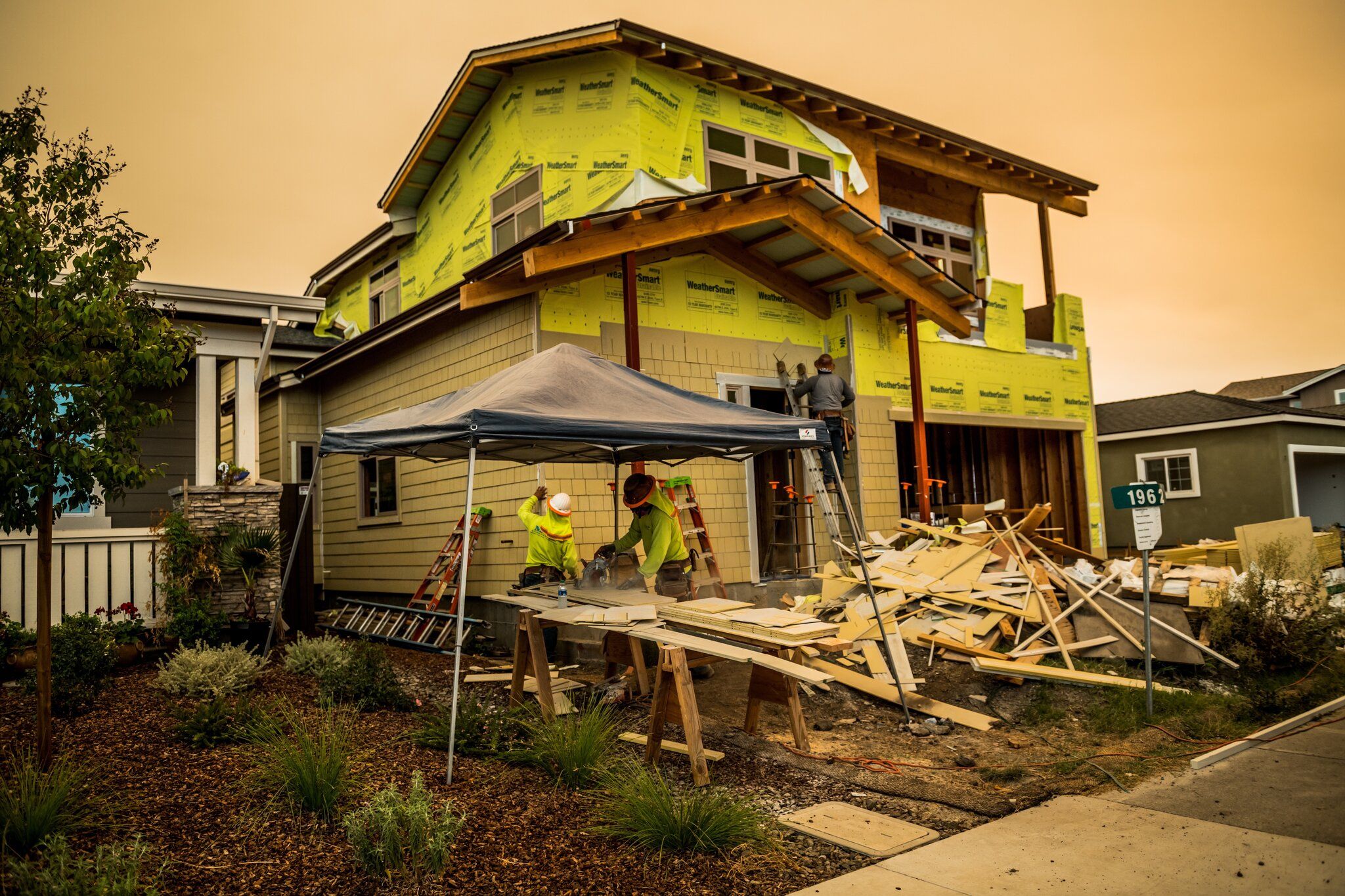 SANTA ROSA, CALIF. Homes are being rebuilt in Coffey Park, a community destroyed by the Tubbs Fire. Image by Meridith Kohut. United States, 2020.