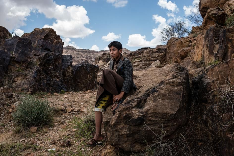 Salah takes a break during his pre-lunch hike with his father. Image by Alex Potter. Yemen, 2018.